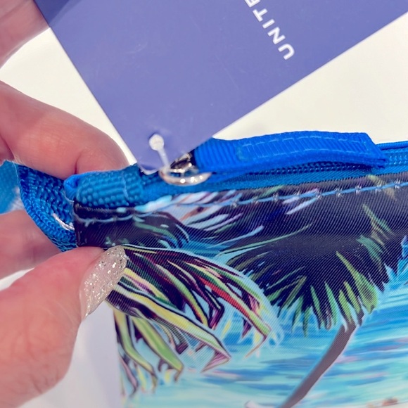 United Airlines Hawaii Amenity Kit with UA Body NWT - Picture 5 of 6